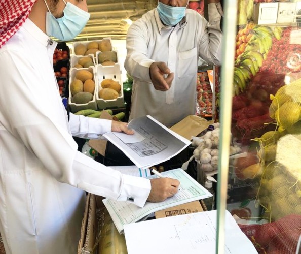 مع أول أيام الإجازة .. تكثيف الحملات الرقابية على المطاعم والمحلات في رجال ألمع