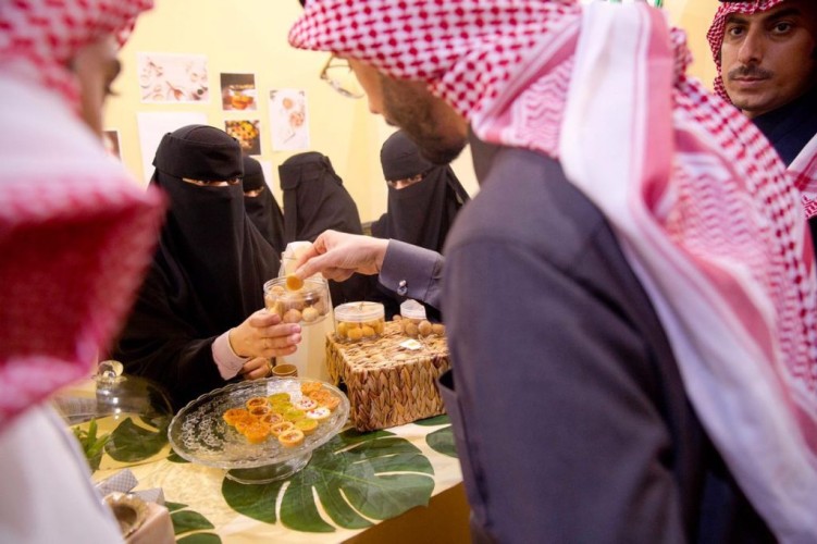 الكليجا تغزو المنصات الرقمية والتطبيقات الحديثة