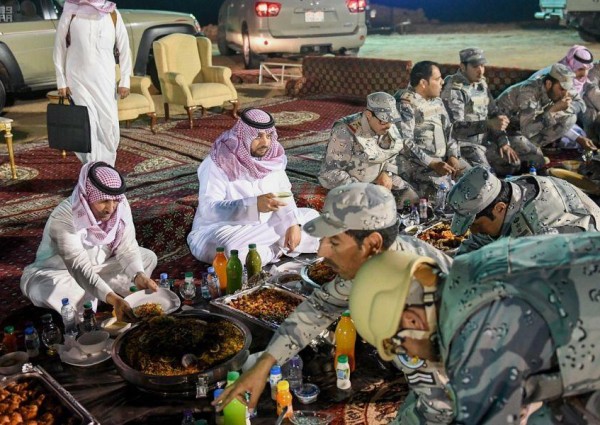 بالصور.. أمير الحدود الشمالية يشارك رجال حرس الحدود طعام الإفطار بالصور.. أمير الحدود الشمالية يشارك رجال حرس الحدود طعام الإفطار