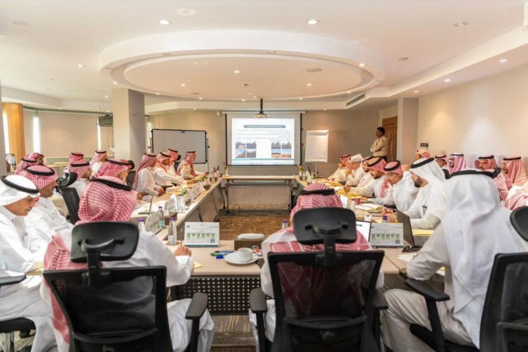 أمين تبوك يتفقد سير العمل في بلدية محافظة الوجه