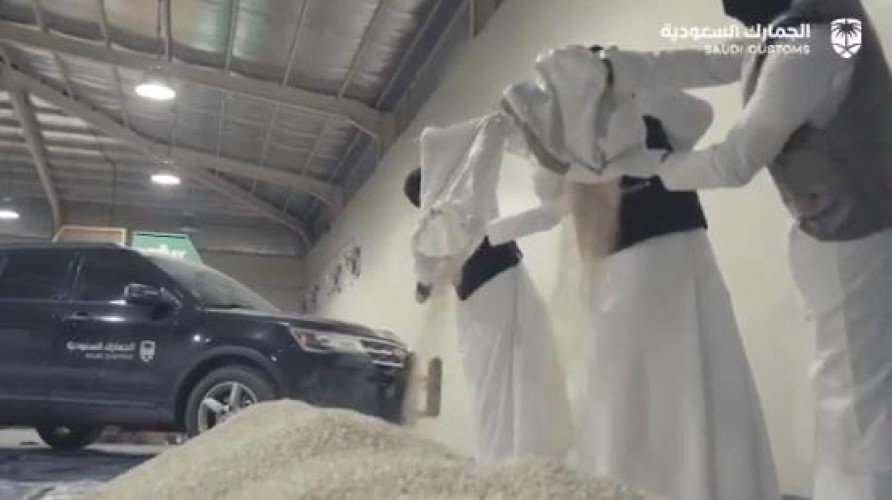 بالفيديو: احباط كمية كبيرة من حبوب الكبتاجون عُثر عليها مُخبأة ضمن إرسالية “جريش” وردت للمملكة