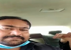 شاهد: فتاة تسلم وافد باكستاني مبلغ مالي داخل السيارة .. ونشطاء يتساءلون! شاهد: فتاة تسلم وافد باكستاني مبلغ مالي داخل السيارة .. ونشطاء يتساءلون!