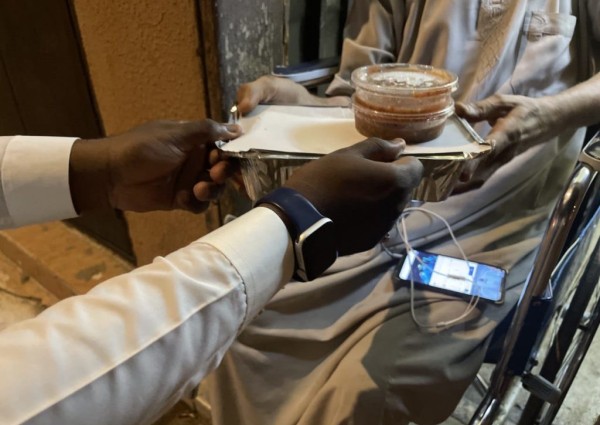سواعد الحي التطوعي بمركز المسفلة يوزع ذبيحة مطبوخة سواعد الحي التطوعي بمركز المسفلة يوزع ذبيحة مطبوخة