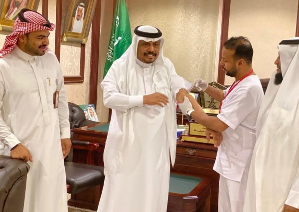 محافظ بيش يدشن حملة التطعيم ضد «الانفلونزا الموسمية» محافظ بيش يدشن حملة التطعيم ضد «الانفلونزا الموسمية»