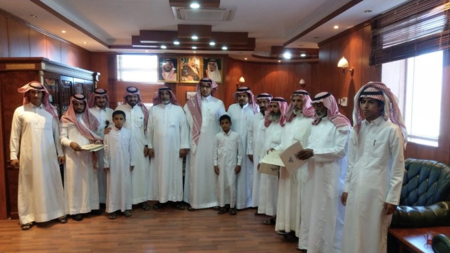 رئيس بلدية محافظة الحائط مساعد الحربي يكرم المشاركين في احتفالات اليوم الوطني٨٩