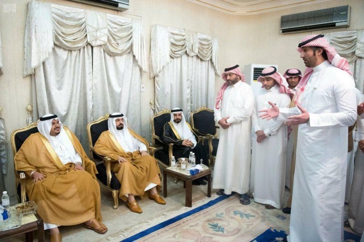أمير الرياض بالنيابة يقدم العزاء في وفاة الشاعر حجاب بن نحيت
