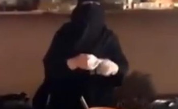منحت الزبائن طعام بدون مقابل .. بالفيديو: مواطن يفاجئ سيدة تبيع مأكولات بالشارع ويمنحها مبلغ مالي منحت الزبائن طعام بدون مقابل .. بالفيديو: مواطن يفاجئ سيدة تبيع مأكولات بالشارع ويمنحها مبلغ مالي