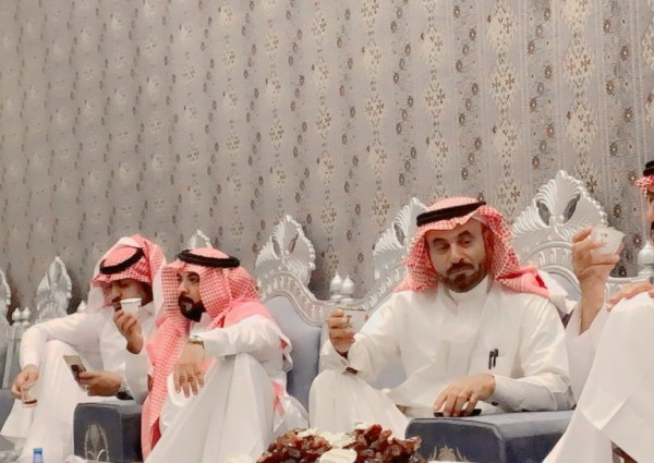 محافظ محافظة بقعاء “مناور شباب الشمري” يعزي الشيخ فرحان منور بن خزيم بوفاة والدة أبناء فرحان بن خزيم محافظ محافظة بقعاء “مناور شباب الشمري” يعزي الشيخ فرحان منور بن خزيم بوفاة والدة أبناء فرحان بن خزيم