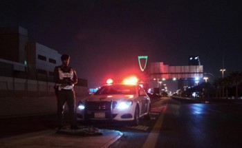بالفيديو: رجال الأمن يؤدي الصلاة على طريق الملك فهد بالرياض وقت منع التجول تنال استحسان مغردون