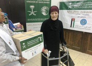 سلمان للإغاثة يدشن مشروع توزيع السلال الغذائية في الضفة الغربية وغزة