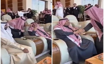 بالفيديو: الأمير خالد بن سلطان يمازح نجله أمير الحدود الشمالية : “جبت البرد معك” .. شاهد: ردة فعل الأخير!