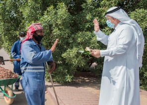 صور.. “أمانة الجوف” تعايد عمال النظافة بالميدان وتقدم لهم الورود والهدايا