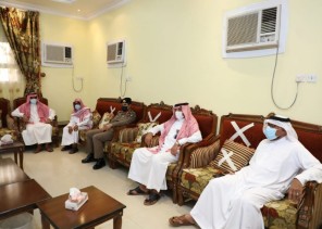 محافظ صامطة يقدم واجب العزاء في وفاة شيخ شمل قبائل بني شبيل سابقا…