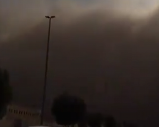 شاهد .. لحظة دخول العاصفة الرملية الجدارية إلى أجواء القريات