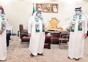 محافظ صامطة يستقبل مدير مكتب التعليم بالمحافظة لتهنئته باليوم الوطني الـ90