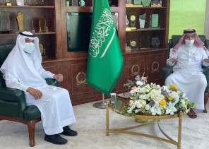 مدير تعليم تبوك يهنيء خيايا لحصوله على درجة الماجستير