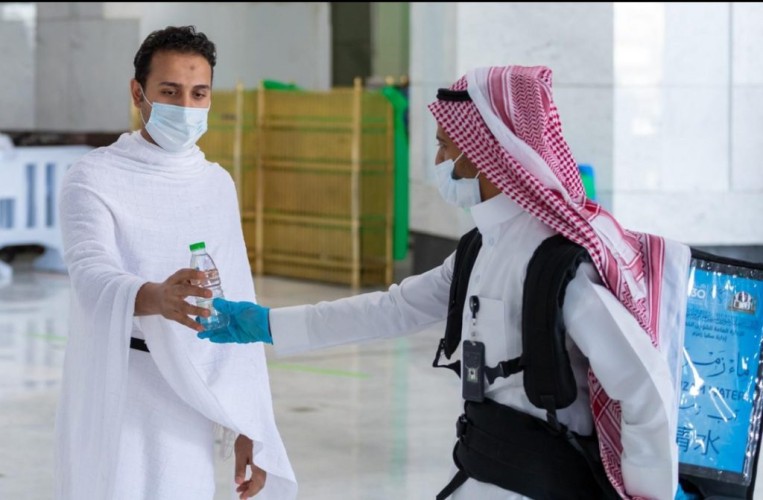 المصلون يؤدّون أول جمعة بالمسجد الحرام بعد العودة التدريجية وسط إجراءات احترازية مشددة