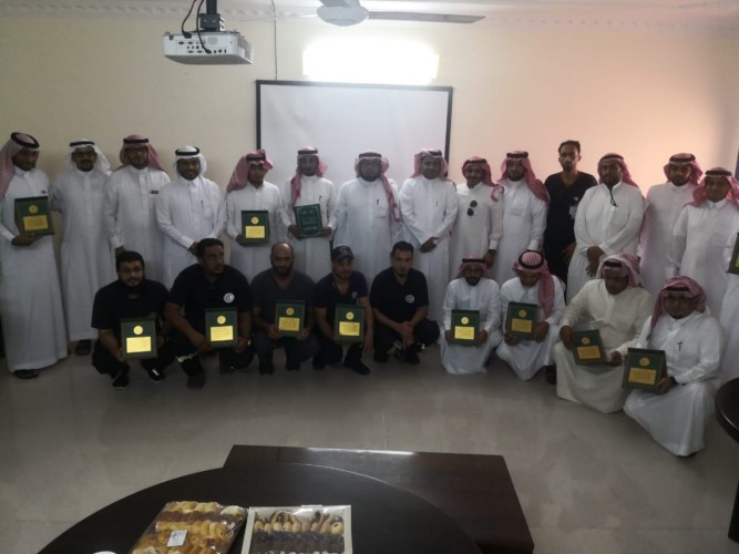 مدير هيئة الهلال الاحمر بــ جازان يعايد منسوبيه