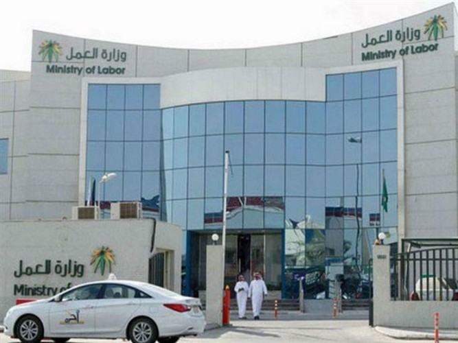 شركة تفصل 250 مواطناً ومواطنة في يوم واحد بجدة.. و«العمل» تحقق