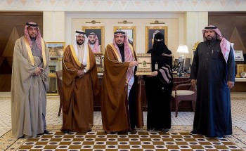 أمير القصيم يكرم الممرضة “مريم الشمري” بديوان الإمارة