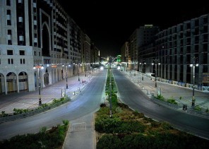 صور ترصد شوارع المدينة المنورة ليلاً بعد زيادة ساعات منع التجول