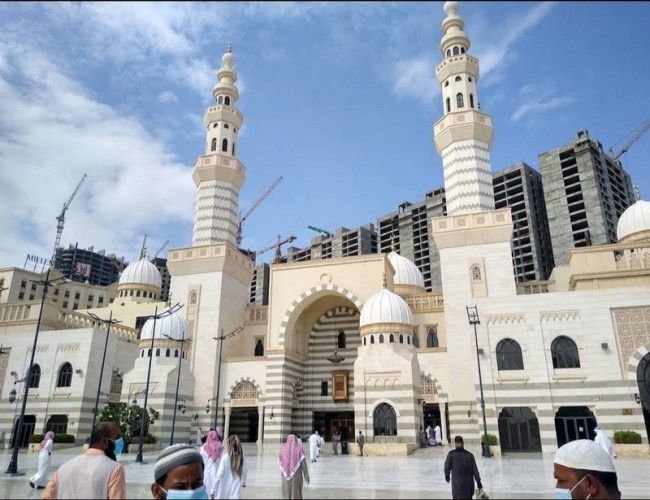 بالصور: المصلون يلتزمون بالاجراءات الإحترازية بـ”جامع الراجحي” في حي النسيم