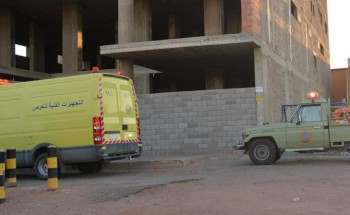 مدني حائل ينقذ مسن سقط في خزان ماء في عمارة تحت الانشاء
