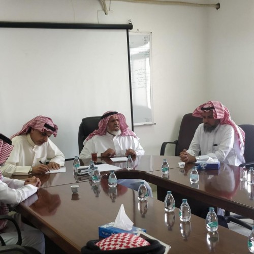مدير مكتب التعليم بعيون الجواء يعقد إجتماعاً إستثنائياً للمشرفين التربويين