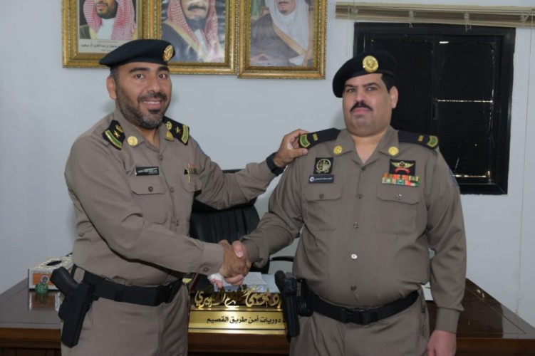 “المقدم المطيري” يقلد السحيمي رتبته الجديدة