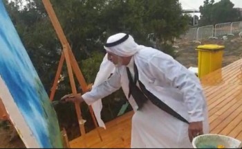 بالفيديو.. فنان تشكيلي يواصل الرسم أثناء المطر بموسم السودة