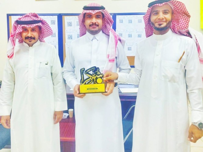 نظير جهده وعطائه .. تكريم المعلم “حسين آل ابراهيم”