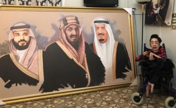 الرسام “راكان كردي” ينال إشادة واسعة بعد رسم لوحة كبيرة لـ”الملك المؤسس” و “خادم الحرمين” و “ولي العهد”