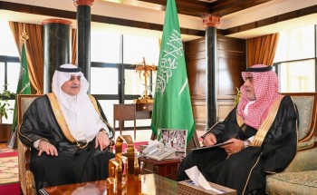 أمير تبوك يستقبل مدير التعليم ويطلع على سير الاختبارات بالمنطقة أمير تبوك يستقبل مدير التعليم ويطلع على سير الاختبارات بالمنطقة