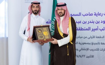 نائب أمير الشرقية يكرم الطلاب الخريجين من مبادرة التطوير التقني والمهني نائب أمير الشرقية يكرم الطلاب الخريجين من مبادرة التطوير التقني والمهني