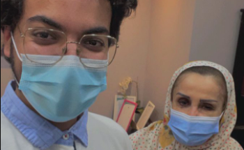 “أنا شلتك قبل أمك” .. شاهد: طبيب سعودي مع الطبيبة التي ولد على يديها بعد لقائه بها “أنا شلتك قبل أمك” .. شاهد: طبيب سعودي مع الطبيبة التي ولد على يديها بعد لقائه بها