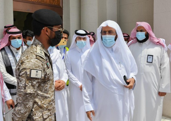 بالفيديو.. وزير الشؤون الإسلامية لرجال الأمن: “معانون بإذن الله وكثر الله من أمثالكم وأنتم مشاركين في الأجر فأحسنوا لهم بحسن العبارة”