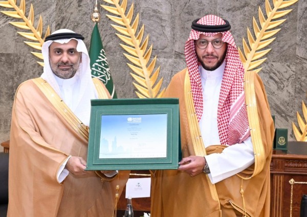 الأمير سعود بن نهار يتسلم شهادة تجديد إعتماد الطائف مدينة صحية الأمير سعود بن نهار يتسلم شهادة تجديد إعتماد الطائف مدينة صحية