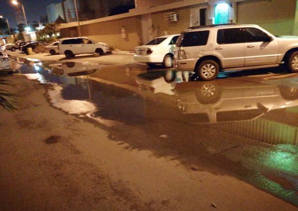 بالصور تجمع للمياه يثير استياء سكان حي النهضة