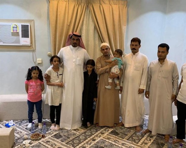 بعد استضافة مدير مستشفى الحمنة لهم.. ذوو الأسرة اليمنية المكلومة يتسلمون أطفالهم الثلاثة