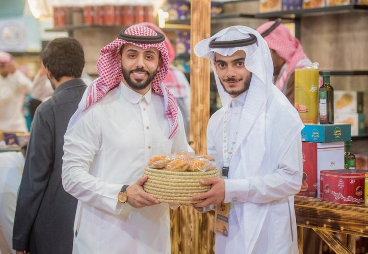 مهرجان الكليجا ببريدة يقدم خدمات التغليف والتعبئة لزوار ه