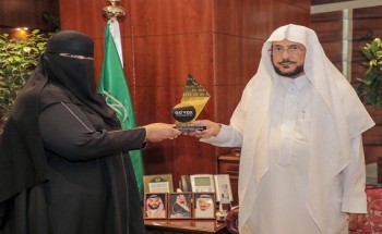 معالي وزير الشؤون الإسلامية يطلع على الجوائز الثلاثة التي حققتها الوزارة في مجال التحول الرقمي وتوظيف الذكاء الاصطناعي