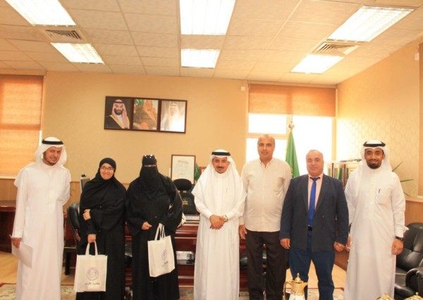 *أمٌّ تحتفي بابنتها الحاصلة على درجة الماجستير في مكتب عميد كلية الآداب* *أمٌّ تحتفي بابنتها الحاصلة على درجة الماجستير في مكتب عميد كلية الآداب*
