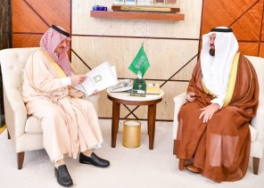 أمير الشرقية يدشن برنامج الدورة العلمية الموحد بالمنطقة الشرقية أمير الشرقية يدشن برنامج الدورة العلمية الموحد بالمنطقة الشرقية