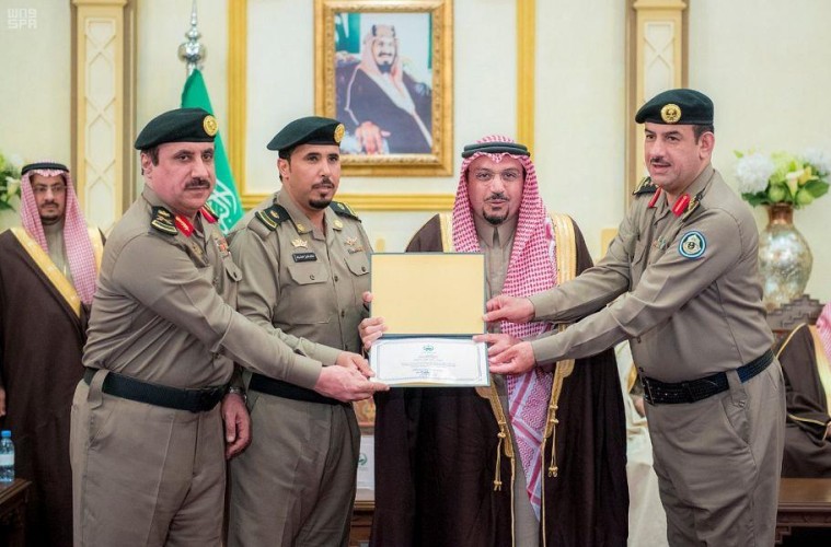 أمير القصيم يُكرّم عددًا من ضباط وأفراد “أمن الطرق” بالمنطقة لجهودهم المتميزة (صور)