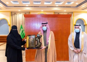 أمير الجوف يكرم الممرضة الشمري لتميزها على مستوى المملكة