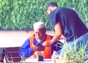 شاهد.. طبيب سعودي يفحص عامل نظافة أعياه التعب ويصطحبه للمستشفى.. ورد فعل مؤثر من العامل