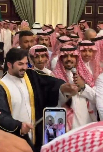 شاهد: عريس حائل نواف بن زبنه يرمي شماغه وسط العرضة في لحظة عفوية احتفالًا بزواجه
