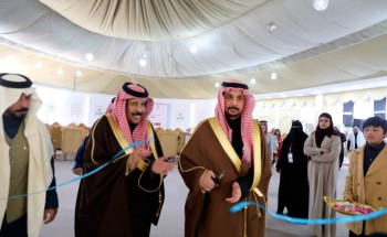 المعمر يفتتح معرض الملتقى التشكيلي بطريف