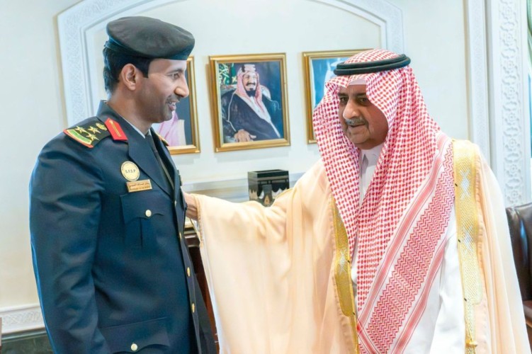 أمير تبوك يقلد قائد القوة الخاصة للأمن والحماية بمشروع البحر الأحمر رتبته الجديدة