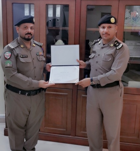 نظير جهوده المتميزة..  مدير مركز شرطة وادي جازان يكرم العريف «دحباش»